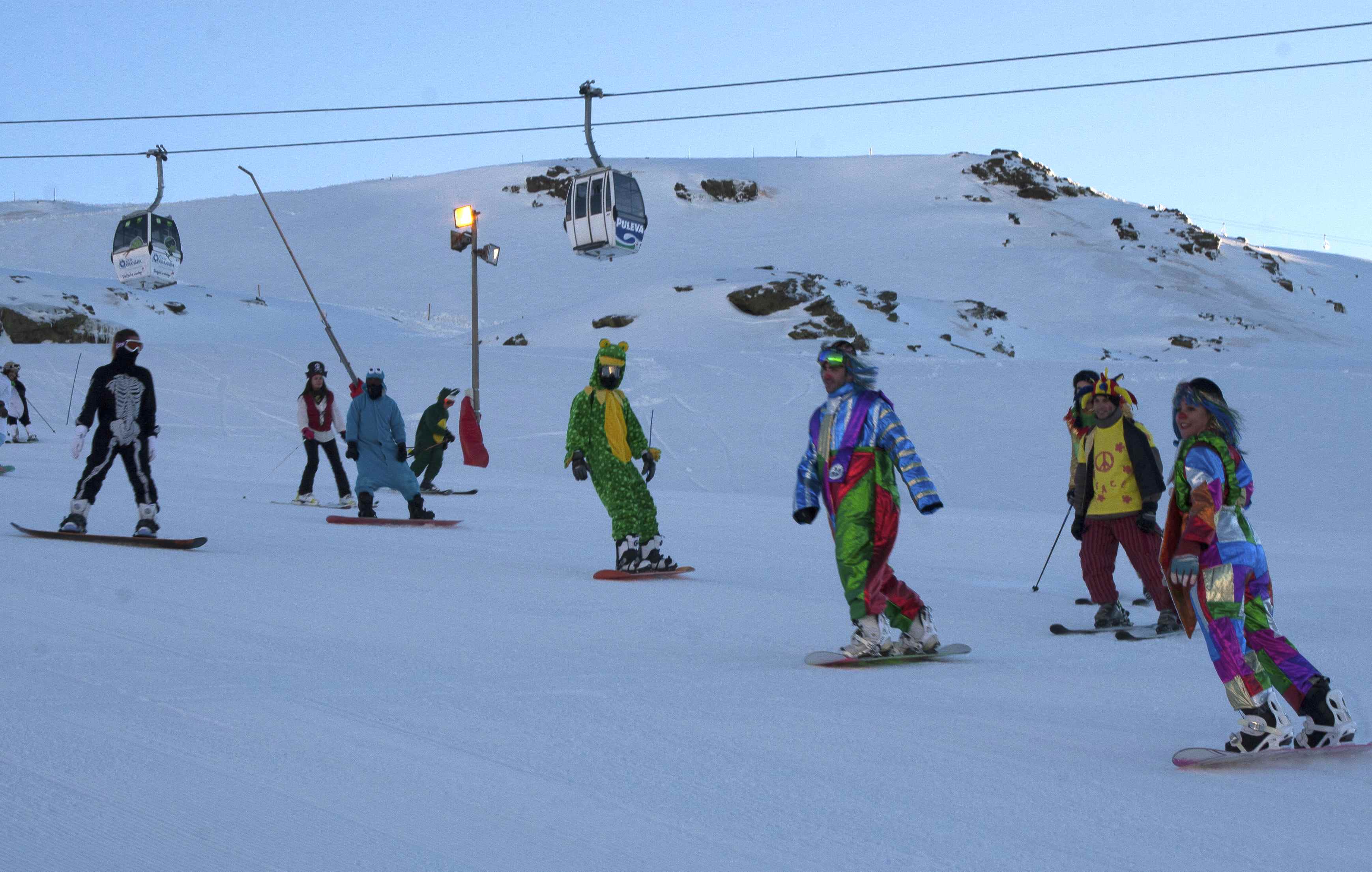 Esquiando disfrazados en Sierra Nevada